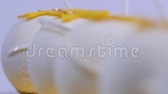 天鹅绒蛋糕球和糖洒白色球状蛋糕装饰白色蛋糕特写视频的预览图
