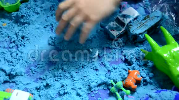 小男孩在家玩动态沙早期教育准备学校发展儿童游戏挖沙子视频的预览图
