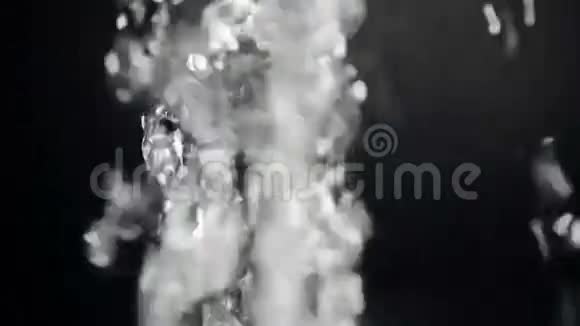 小喷泉的水在工作视频的预览图