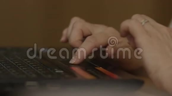 靠近女性手触摸笔记本电脑上的一个触控板年轻的女商人在电脑笔记本电脑上打字视频的预览图
