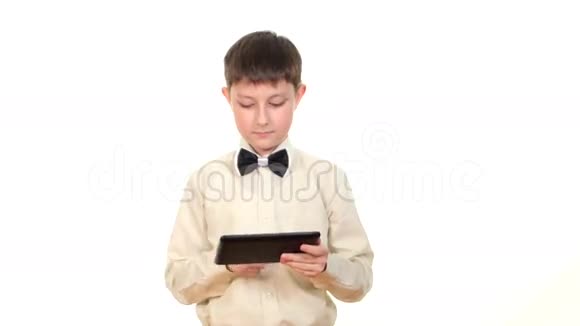 学校男生用平板电脑找东西视频的预览图
