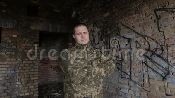 一个穿军装的人在废弃的大楼里视频的预览图