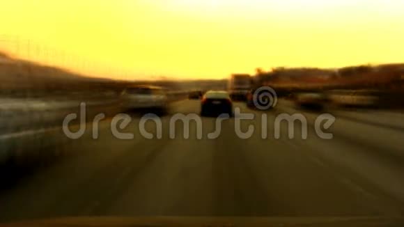 日落时分在美国101号公路上行驶视频的预览图