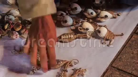 越南女子自制贝壳纪念品视频的预览图