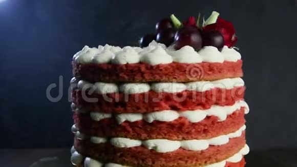 白色薄饼和葡萄的美丽多层蛋糕顶部视频的预览图