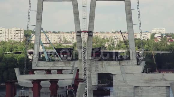桥梁施工用高层吊车视频的预览图