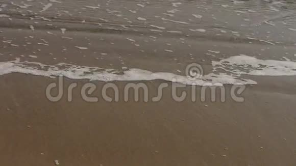 沙滩上的海浪很好白浪涌视频的预览图