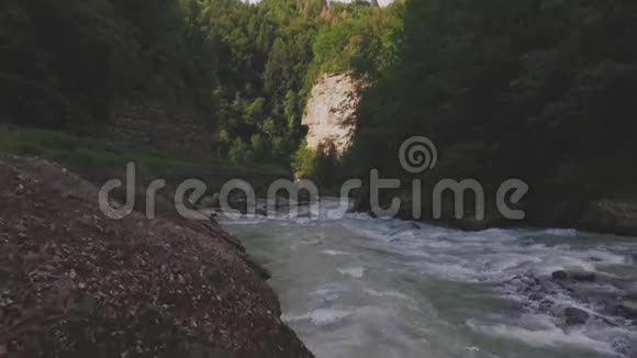 Locarno山脉黄昏时的空中4k河视频的预览图