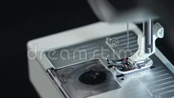 缝针慢运动缝纫机的俯视图视频的预览图