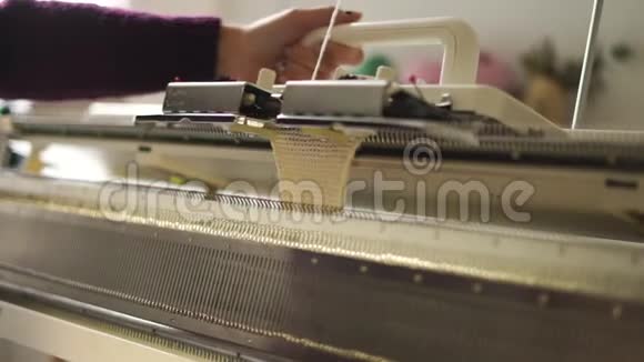 女手在车间织布机上工作针织毛织物视频的预览图
