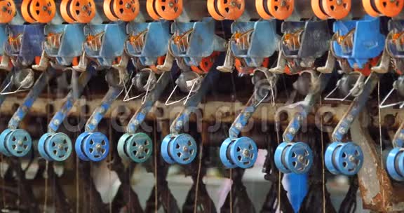 一台纺纱机在运行中收集卷筒机中的丝线视频的预览图