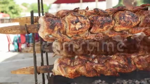 在加尔扎利土耳其节日保加利亚用唾沫烤鸡视频的预览图