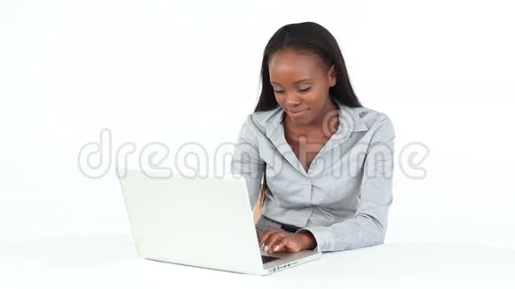 女人坐在办公桌前在电脑上打字视频的预览图