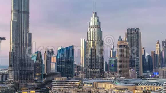 迪拜市中心的天际线日夜不停从迪拜的顶部可以看到塔楼的全景视频的预览图