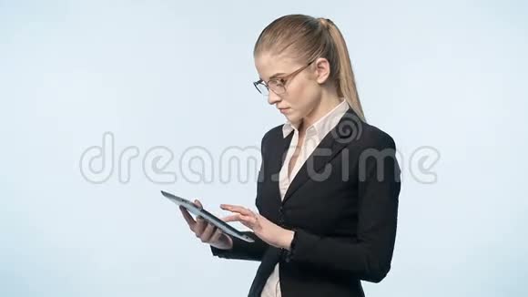 一个穿着平板电脑商务套装的漂亮女人视频的预览图