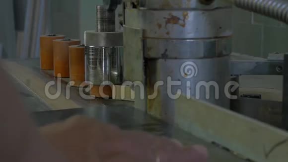 家具生产中的封边机家具生产用手动机家具胶水的生产视频的预览图