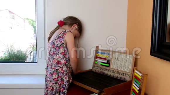 可爱的小女孩玩算盘用粉笔在黑板上写字学前观念童年观念玩具视频的预览图