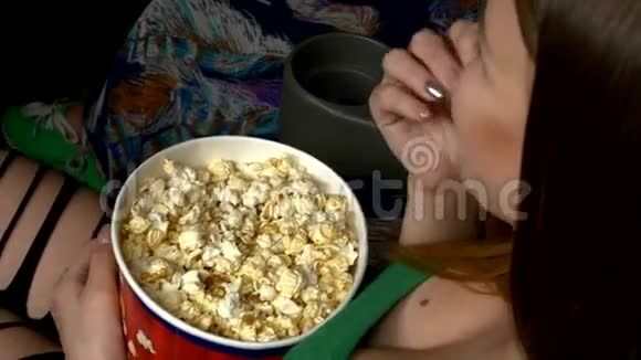 女人在电影院里吃一大箱爆米花视频的预览图