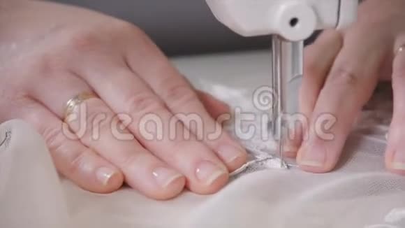 缝纫机的特写针线缝缝制优雅婚纱的设备手工制作视频的预览图