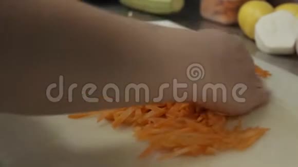 胡萝卜厨房厨师切割的准备视频的预览图