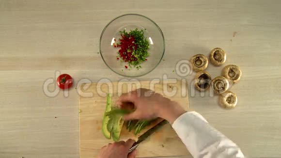烹饪食物牛油果主厨切菜的俯视图视频的预览图