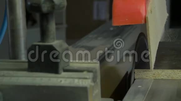 在工作的人在锯木头圆形锯子锯木刨花板和纤维板的机器工业生产视频的预览图