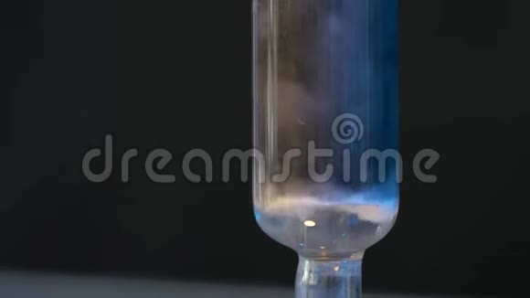 在化学实验室的一张桌子上测量带有烟雾的玻璃视频的预览图