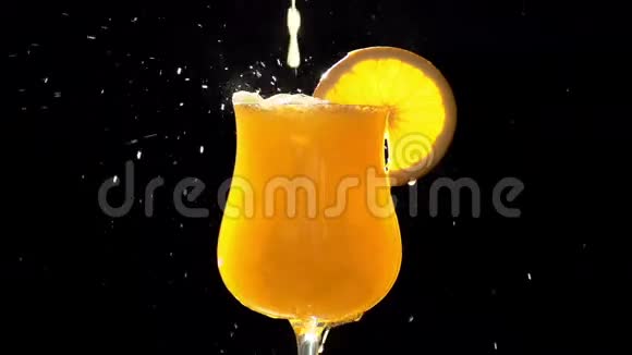 玻璃中橙汁的爆裂视频的预览图