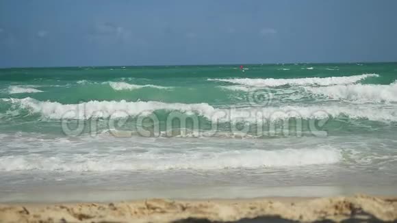 美丽的热带绿松石海水在沙滩上缓慢移动1920x1080视频的预览图