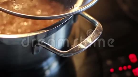 荞麦粥用平底锅煮锅内的水沸腾冒泡视频的预览图
