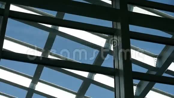 豪华商场玻璃房屋顶几何构图监控摄像头视频的预览图