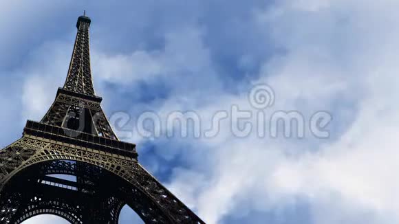 埃菲尔铁塔随时间推移云的背景循环视频的预览图