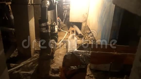 地下公用设施公寓住宅地下室之一的泥浆下水道视频的预览图