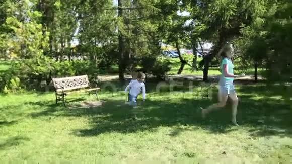 妈妈带着儿子和女儿在公园里视频的预览图