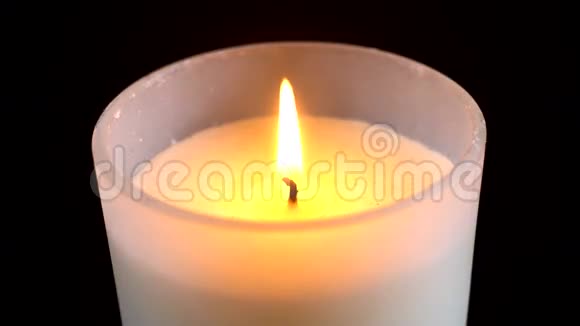 黑色背景上的白色蜡烛特写视频的预览图