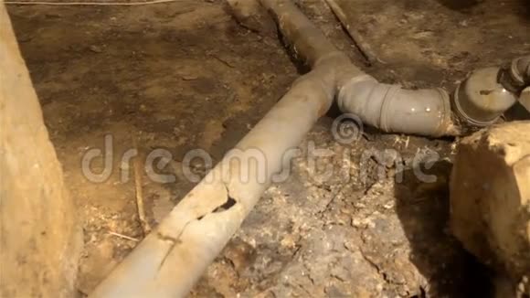 地下公用设施公寓住宅地下室之一的泥浆下水道视频的预览图