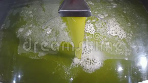 橄榄收获后一家冷榨工厂的石油从管子里涌出视频的预览图