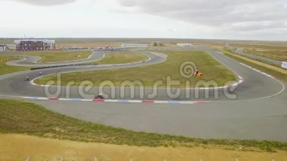 空气视图俄罗斯锦标赛蛇纹石赛道上的赛车视频的预览图