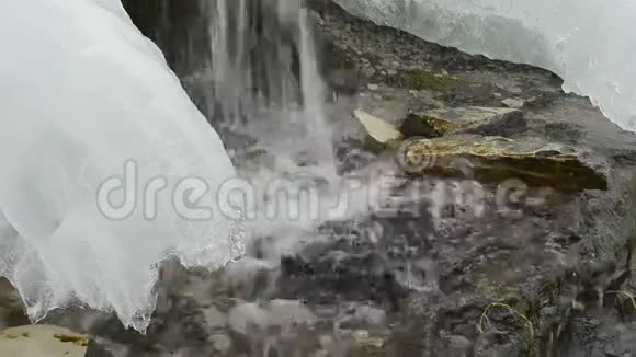 初冬的冰溪视频的预览图