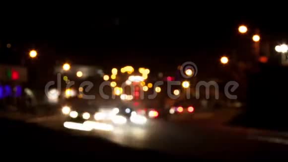 汽车在夜路上行驶视频的预览图