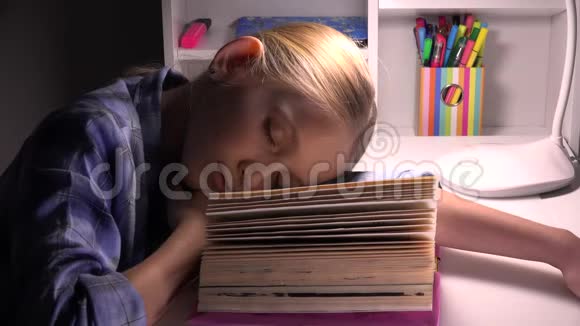 孩子睡觉眼睛疲劳女孩肖像学习阅读孩子学习图书馆视频的预览图