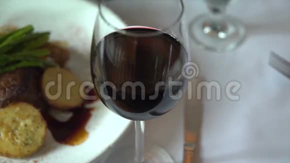 一份带红酒的鱼片牛排视频的预览图