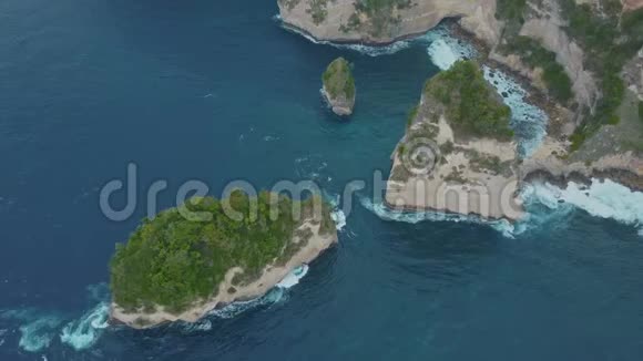 金岭滩的鸟瞰图努萨佩尼达印度尼西亚巴厘旅行概念视频的预览图