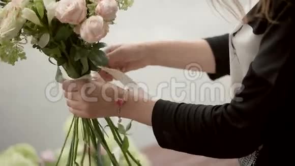 做漂亮的婚礼花束视频的预览图