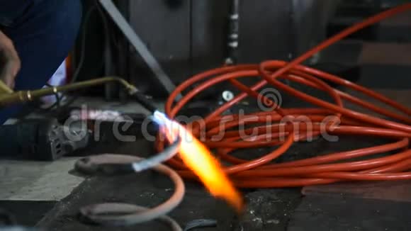 焊接汽车线圈弹簧修理工视频的预览图