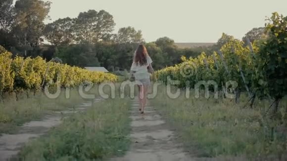 穿着时髦的女孩穿着短裙散步视频的预览图
