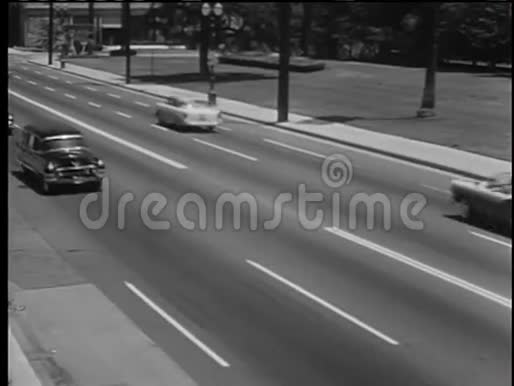上世纪50年代的灵车沿着公路行驶视频的预览图