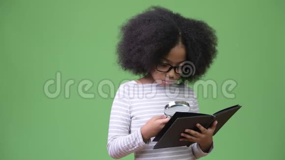年轻可爱的非洲女孩在绿色背景下学习非洲头发视频的预览图