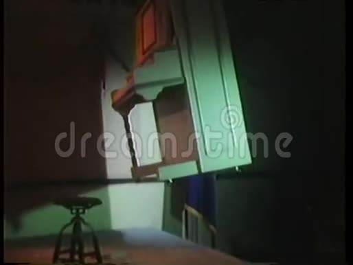 浮动钢琴爆炸沉入地板视频的预览图