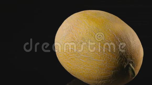 黑色背景上的黄瓜旋转着合上了视频的预览图